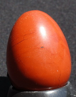 Ei aus rotem Jaspis