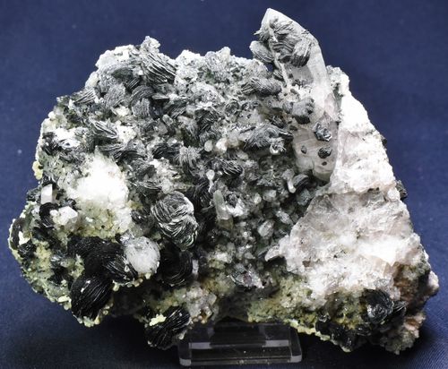 Bergkristall mit Eisenrosen, Chlorit und Desmin