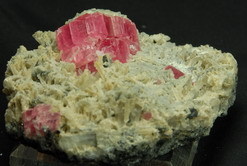 Rhodochrosit-Kristall auf Nadelquarz