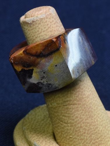 Ring aus versteinertem Holz